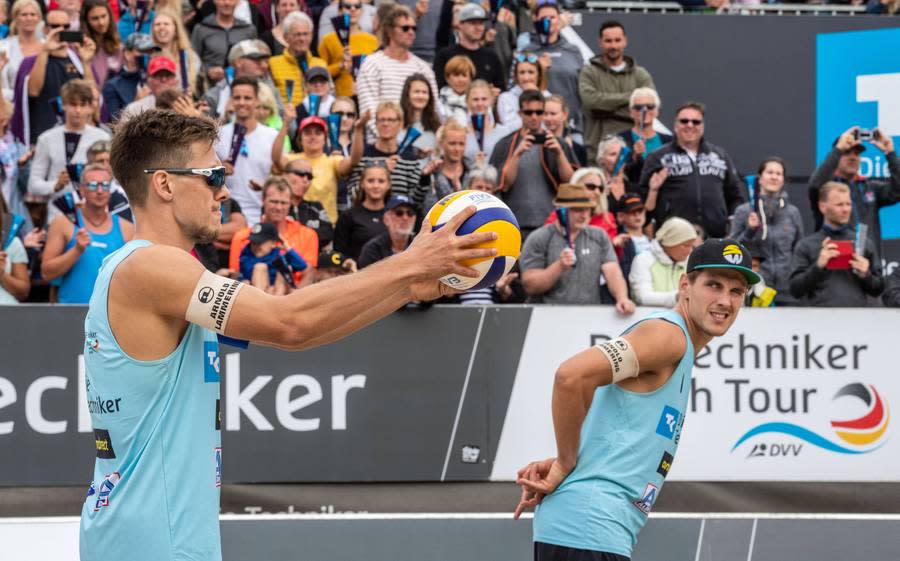 BENNET PONIEWAZ/ DAVID PONIEWAZ: Wenn die Deutschen Meister von 2019 auf dem Feld stehen, ist Stimmung garantiert. Das Zwillingspaar steht für Emotion pur im Sand. Aber David und Bennet stehen nicht nur für Action, sie überzeugen auch mit beeindruckender Athletik. Mit ihrer Leidenschaft bringen die Zwillinge auch das Publikum regelmäßig auf Höchsttemperatur