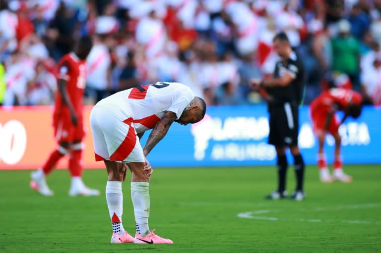 Alexander Callens, de Perú, se lamenta durante el partido de Copa América entre su selección y Canadá en el Children's Mercy Park, en Kansas City, Kansas, el 25 de junio de 2024 (Hector Vivas)