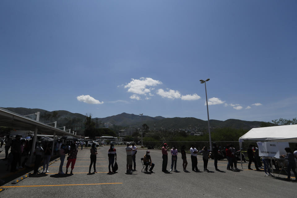 Los votantes hacen fila en un colegio electoral en Chilpancingo, México, el domingo 6 de junio de 2021. Los mexicanos están eligiendo a toda la cámara baja del Congreso, casi la mitad de los gobernadores del país y la mayoría de los alcaldes. (Foto AP/Fernando Llano)