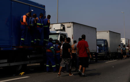 Truckers attend a protest against high diesel fuel prices in Duque de Caxias near Rio de Janeiro, Brazil May 25, 2018. REUTERS/Ricardo Moraes
