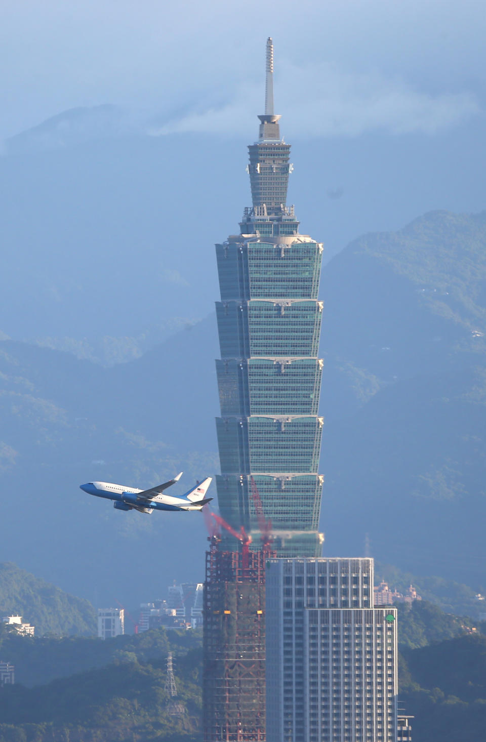 美國聯邦眾議院議長裴洛西所搭乘（Nancy Pelosi）的空軍C-40C專機，3日下午5點55分從台灣松山機場起飛，結束訪台之旅，專機經過台北101大樓。（陳信翰攝）