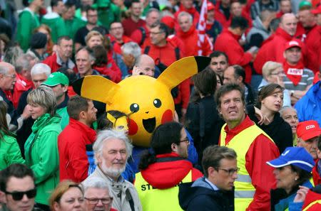 Trade union members march downtown during a protest over the government's reforms and cost-cutting measures, in Brussels, Belgium September 29, 2016. REUTERS/Yves Herman