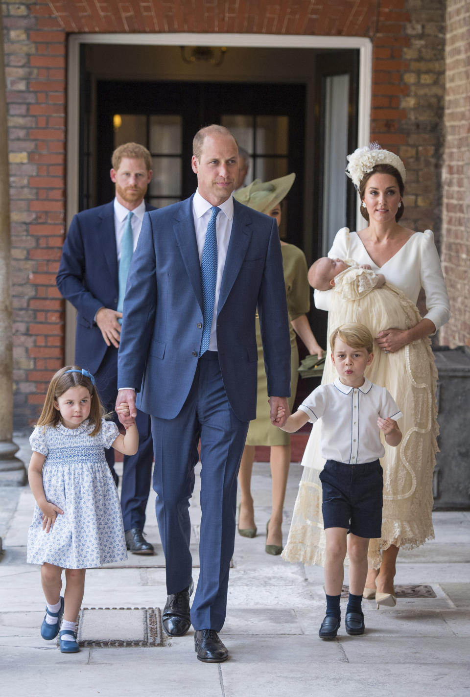 <p>Während Herzogin Kate den kleinen Louis in die Kapelle trug, hielten Prinzessin Charlotte und Prinz George die Hände ihres Vaters Prinz William. Die dominierenden Kleidungsfarben bei der Taufe waren Blau und Weiß. (Bild: Dominic Lipinski/Pool Photo via AP Photo) </p>