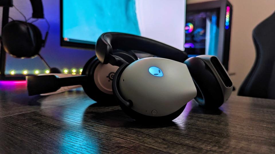 Image of the Alienware Tri-Mode Wireless Gaming Headset (AW920H).