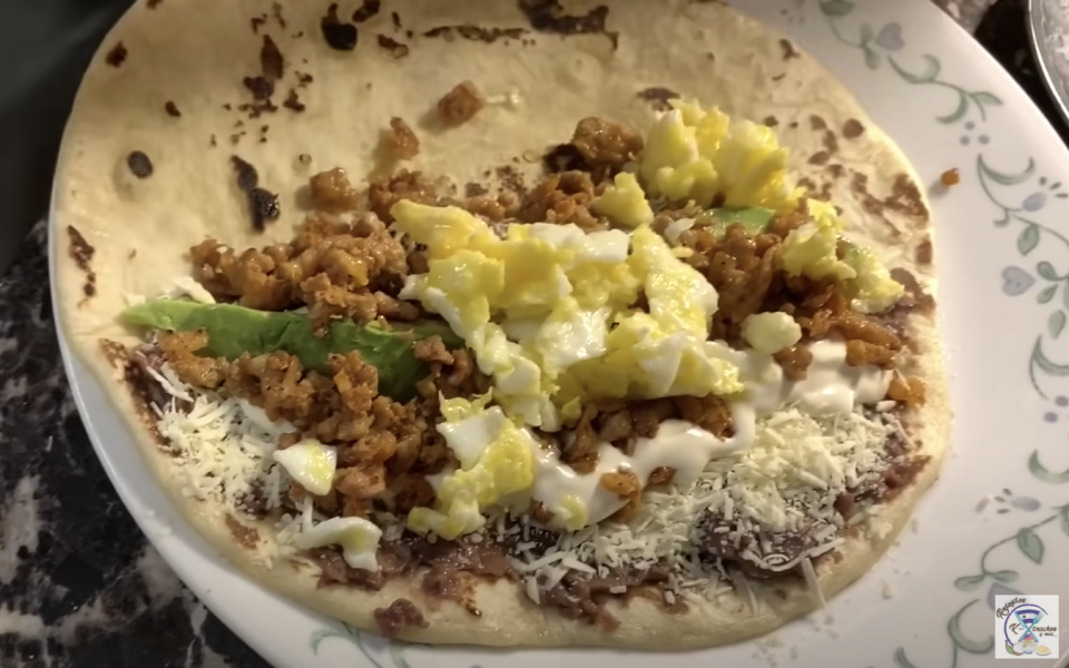 An open baleada on a plate