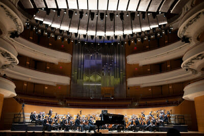 Yuze Lee Debuts at the Renée and Henry Segerstrom Concert Hall. 
Photo Credit: John Gilhooley