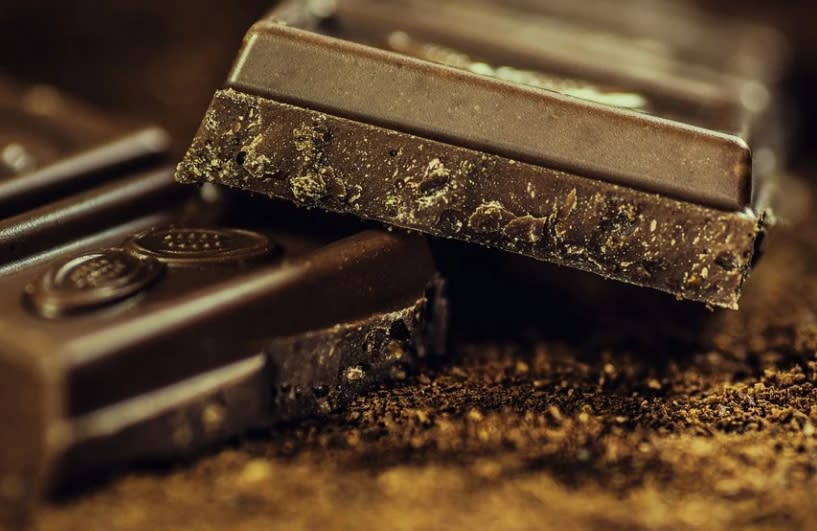 有些信眾會供奉巧克力給灶王爺。（示意圖／翻攝自pixabay）