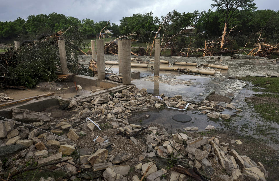 Los restos del lugar donde se levantaba la cabaña donde se hospedaban las familias Carey y McComb. (AP)