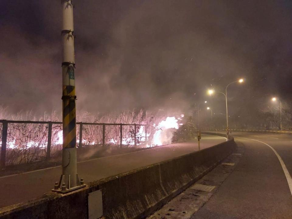 遠雄集團苗栗BOO案土地雜草火警，燒了33小時消防人員忙到爆。（圖：消防局提供）