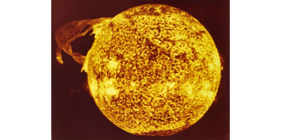 <span>Captada en 1974 desde la estación espacial Skylab, esta imagen muestra una llamarada en la superficie del sol, desencadenada por la repentina liberación de energía de su campo magnético. Las fulguraciones solares pueden precipitar apagones de radio en la Tierra. (Foto: E. Gibson/MPI/Getty Images)</span>
