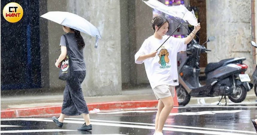 今（28日）台灣各地及澎湖、金門大多為晴到多雲，高溫炎熱，大台北地區有37度左右高溫發生的機率。（示意圖／方萬民攝）