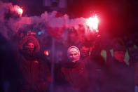 <p>Manifestantes levantan bengalas durante las protestas en la capital. (Foto: Javier Lizón / EFE). </p>