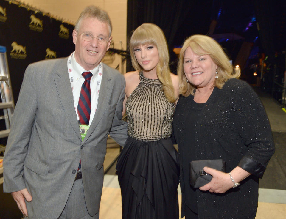 LAS VEGAS, NV - APRIL 07: (L-R) Scott Swift, singer Taylor Swift and Andrea Swift attend the 48th Annual Academy of Country Music Awards at the MGM Grand Garden Arena on April 7, 2013 in Las Vegas, Nevada.  (Photo by Rick Diamond/ACMA2013/Getty Images for ACM)