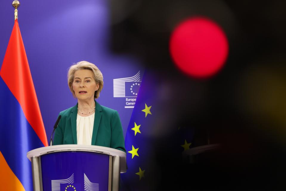 <span>EU-Kommissionspräsidentin Ursula von der Leyen spricht zu Medien nach einem Treffen zwischen dem US-Außenminister und dem armenischen Premierminister am 5. April 2024 in Brüssel</span><div><span>Johanna Geron</span><span>POOL</span></div>