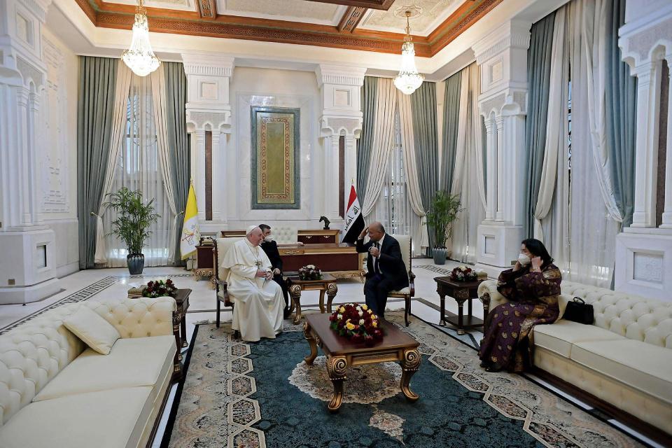 El Papa durante la reunión con el presidente iraquí