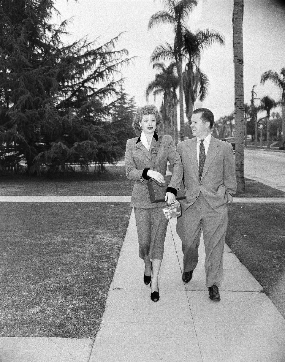 FILE - In this June 1950 file photo, Associated Press reporter Bob Thomas accompanies Lucille Ball as she practices the part of a door-to-door saleswoman in Los Angles. Thomas, the longtime Associated Press reporter who kept the world informed on the comings and goings of Hollywood's biggest stars, died of age-related illnesses Friday, March 14, 2014 at his Encino, Calif., home, his daughter Janet Thomas said. He was 92. (AP Photo)