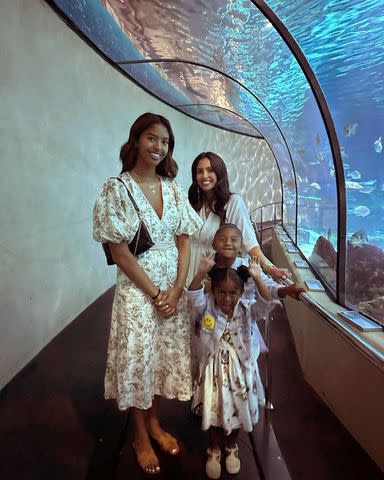 <  p>  Vanessa Bryant/instagam<  /p>  Vanessa Bryant y sus hijas recorren el Aquarium de Barcelona.