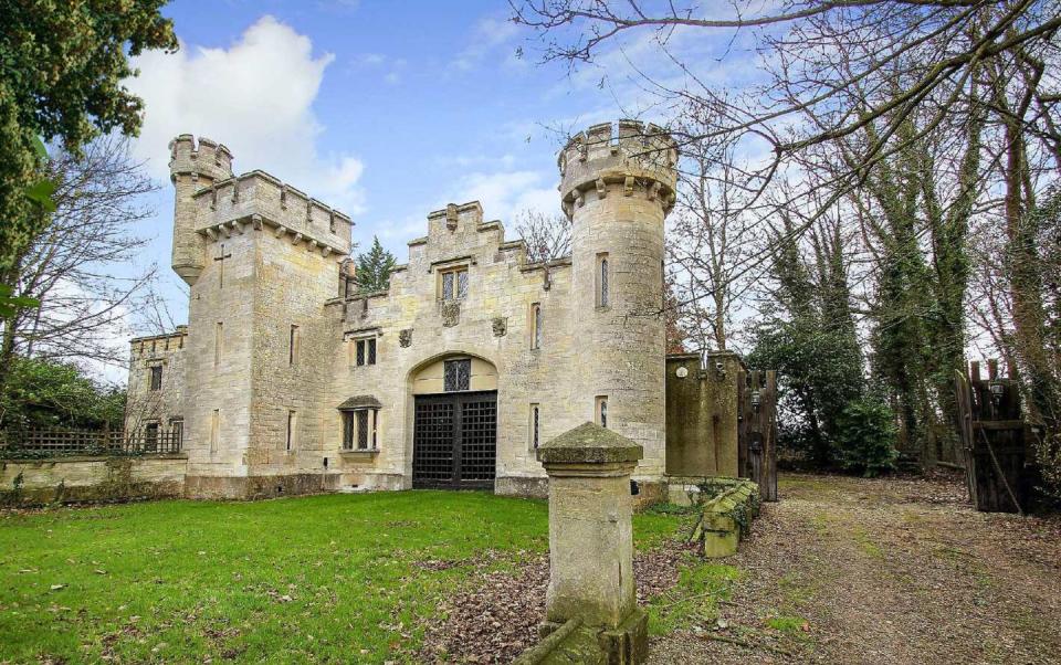 10) Entire Castle, Wiltshire, England