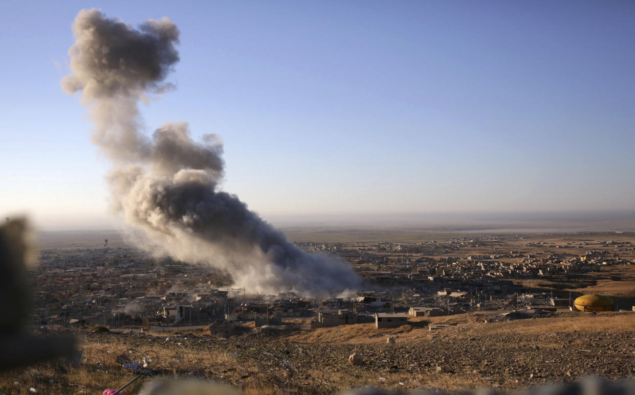 Die Türkei fliegt Luftangriffe im Nordirak, wie hier im Bild über der Stadt Sinjar im Jahr 2015. (Bild: AP Photo/Bram Janssen)