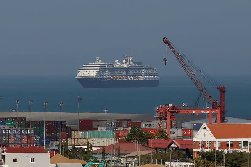 El MS Westerdam, un crucero que ha sido rechazado por cinco países por temor a que alguien a bordo pueda tener el coronavirus, llega al puerto de Sihanoukville en Camboya el 13 de febrero de 2020