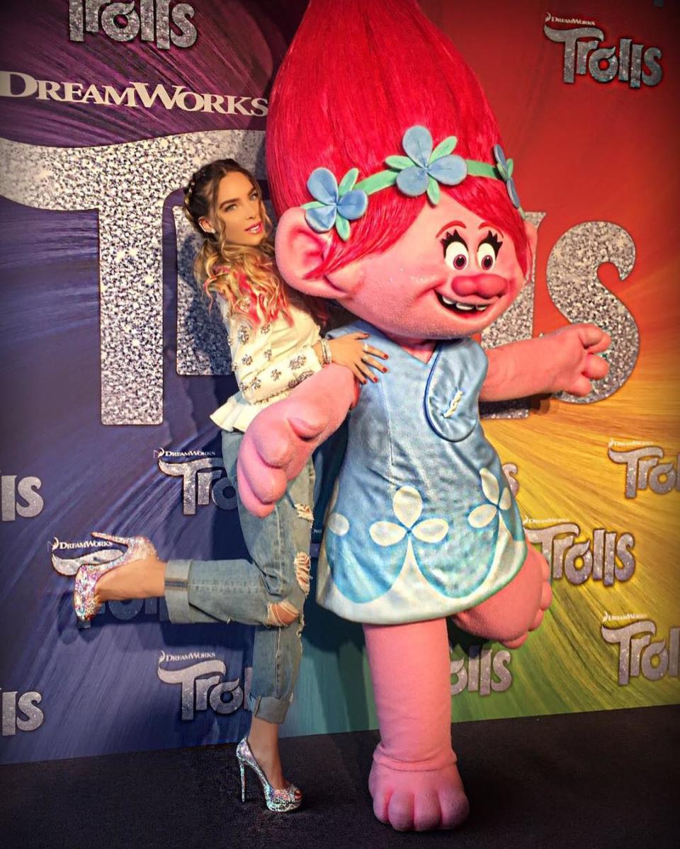 Belinda aprovechó el lanzamiento de la cinta Trolls, para irse vestida de Poppy