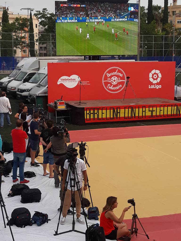 Pantalla gigante, en Barcelona, para seguir el partido España-Portugal del Mundial de Rusia. / Foto: Wílmar Cabrera