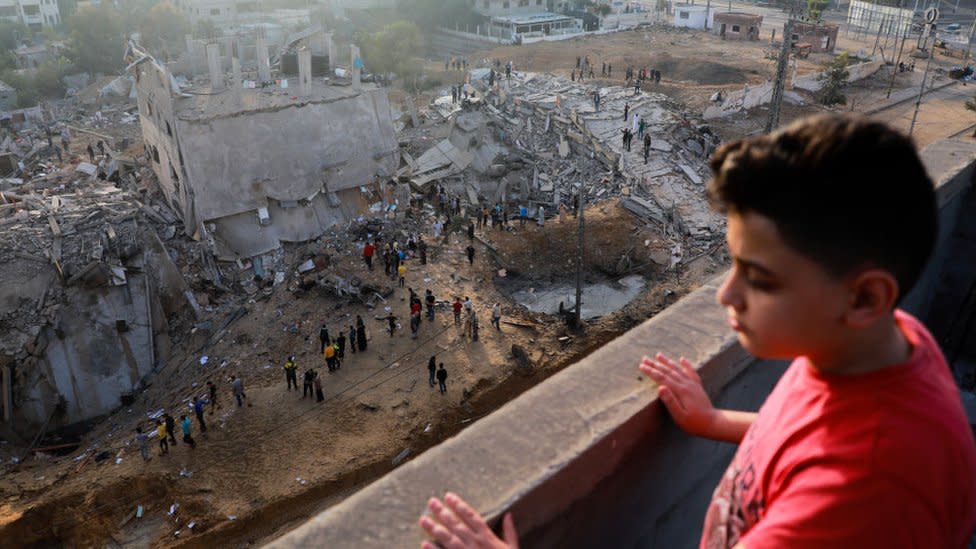 Niño palestino viendo destrucción en Gaza.