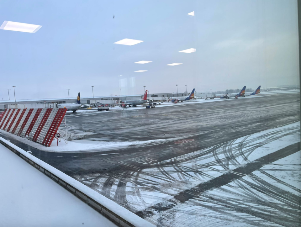 Glasgow airport’s runway after heavy snow (Dr Deborah McNeill)