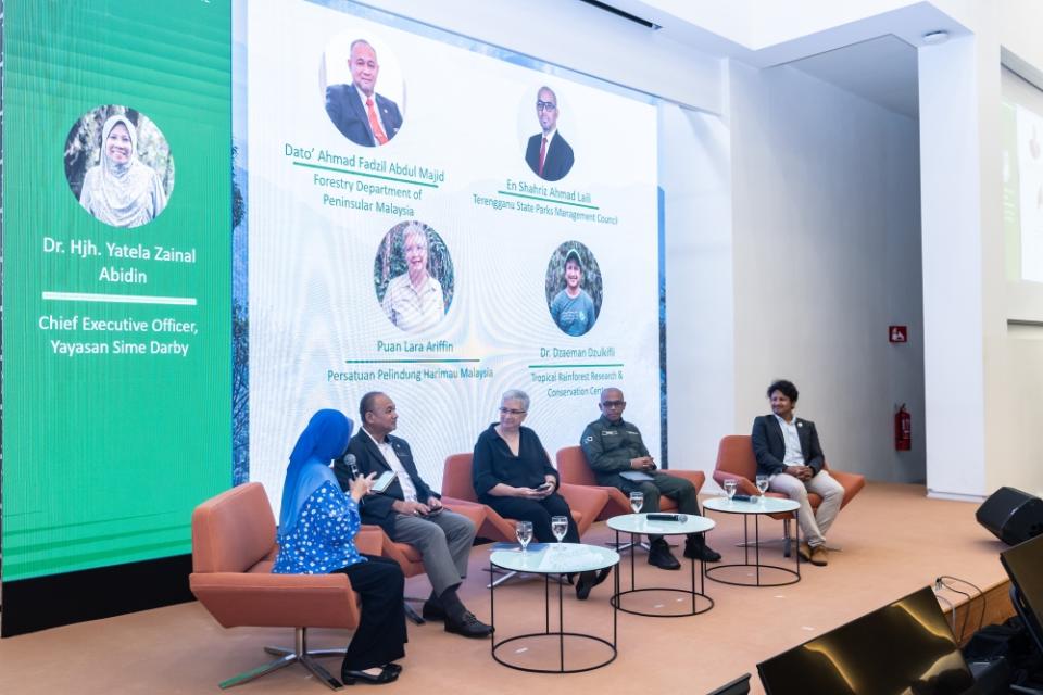 Yayasan Sime Darby panel discussion involving Peninsular Malaysia Forestry Department senior director (Forest Management Division) Datuk Ahmad Fadzil Abdul Majid, Rimau president Lara Ariffin, Terengganu State Parks Management Council chief assistant director Shahriz Ahmad Laili and TRCRC director Dzaeman Dzulkifli, Executive. —  Picture courtesy of Yayasan Sime Darby 