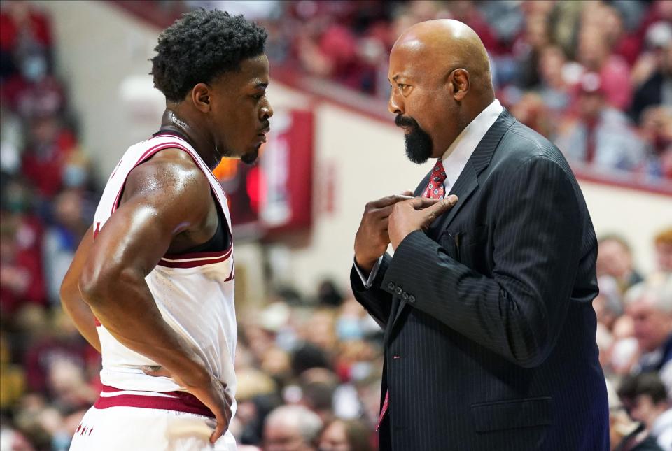 Indiana Hoosiers head coach Mike Woodson talks to Indiana Hoosiers guard Xavier Johnson (0) during the game against Louisiana-Lafayette at Simon Skjodt Assembly Hall on Sunday, Nov. 21, 2021.