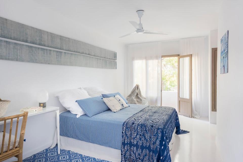 <p>Un precioso dormitorio inspirado en el mar, la luz y el cielo invita a un relajado descanso vacacional.</p>