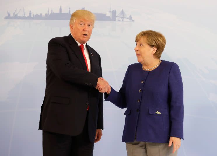 Angela Merkel und Donald Trump sind von ihrem Handschlag augenscheinlich selbst überrascht. (Bild: AP Photo/Matthias Schrader)