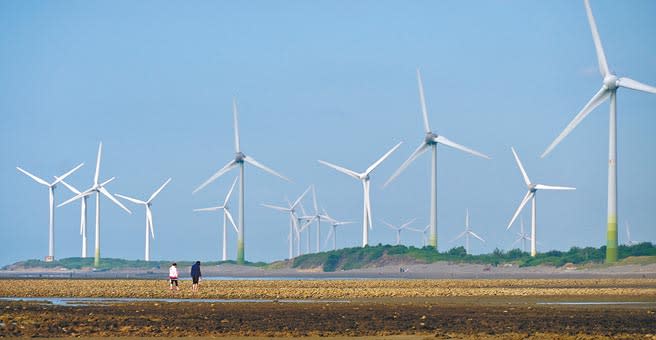 立法院預算中心近日提出報告指出，台電向民營單位購電成本逐年增加，明年採購預算，風電達到每度7.15元，比夏季電費的最高費率每度6.41元還高，應評估購電配比，降低供電成本。圖為桃園觀音海岸風電設施，非離岸風電設施。（王爵暐攝）