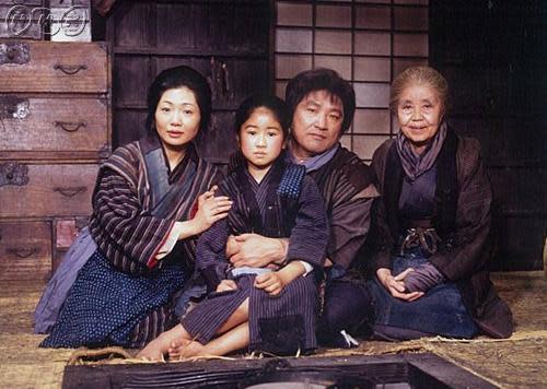 大路三千緒（右一）在日劇《阿信》扮演阿信的奶奶。（翻攝自NHK）