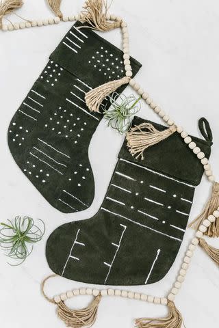 <p><a href="https://designingvibes.com/diy-no-sew-mudcloth-christmas-stockings/" data-component="link" data-source="inlineLink" data-type="externalLink" data-ordinal="1">Designing Vibes</a></p>