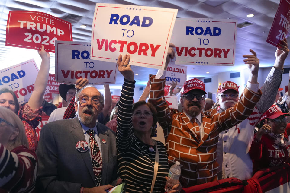 Partidarios del precandidato republicano presidencial Donald Trump aplauden y vitorean al expresidente en un evento en el marco de las elecciones primarias del partido en Columbia, Carolina del Sur, el sábado 24 de febrero de 2024. (AP Foto/Andrew Harnik)