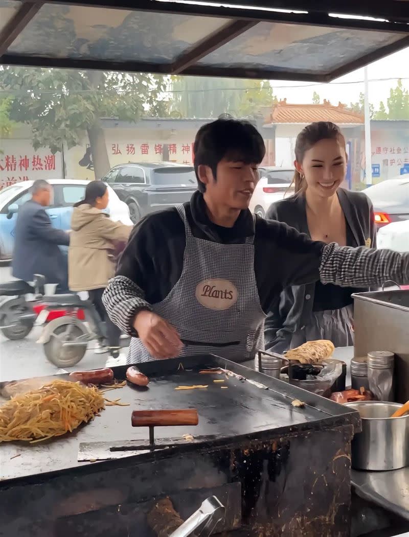 網友發文附圖「平價版的昆凌和周杰倫⋯⋯」。（圖／翻攝自「爆廢公社二館」）