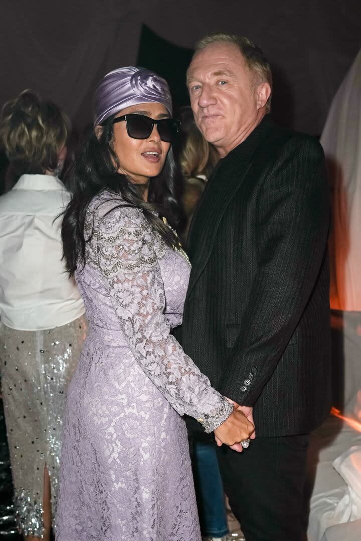 La actriz mexicana Salma Hayek y su esposo François-Henri Pinault dijeron presente en el desfile de Valentino que se llevó adelante en el Pavillon des Folies en el marco de la Semana de la Moda de París. La artista no pasó desapercibida: lució un vestido lila de encaje con un pañuelo atado en su cabeza