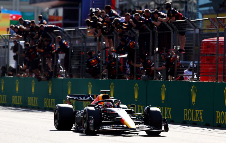 BAKU, AZERBAIJAN - 12 DE JUNIO: El ganador de la carrera Max Verstappen de los Países Bajos conduciendo el (1) Oracle Red Bull Racing RB18 pasa a su equipo celebrando en el pitwall durante el Gran Premio de F1 de Azerbaiyán en el circuito de la ciudad de Baku el 12 de junio de 2022 en Baku, Azerbaiyán. (Foto de Clive Rose/Getty Images)