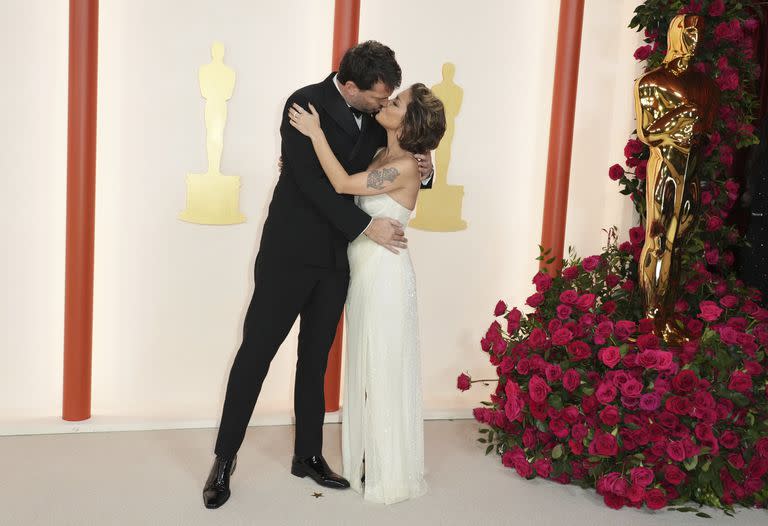 El look simple y sensual de Dolores Fonzi en la alfombra de los Oscar