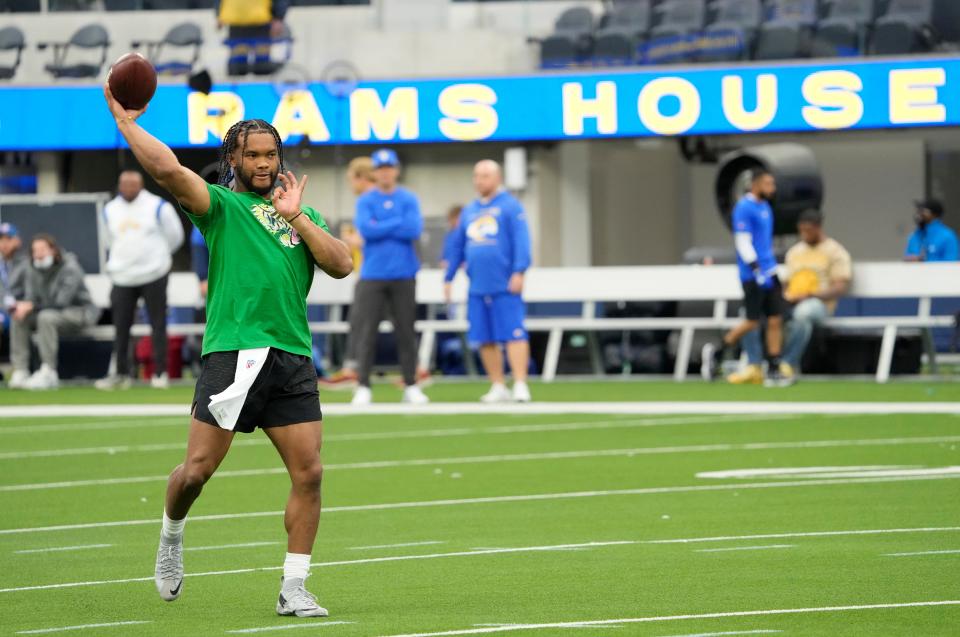 Arizona Cardinals quarterback Kyler Murray (1) warms up before the NFC Wild Card playoff game against the Los Angeles Rams.