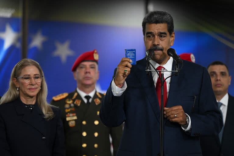 Nicolás Maduro, con un ejemplar de la Constitución venezolana, durante una rueda de prensa en el Tribunal Supremo de Justicia