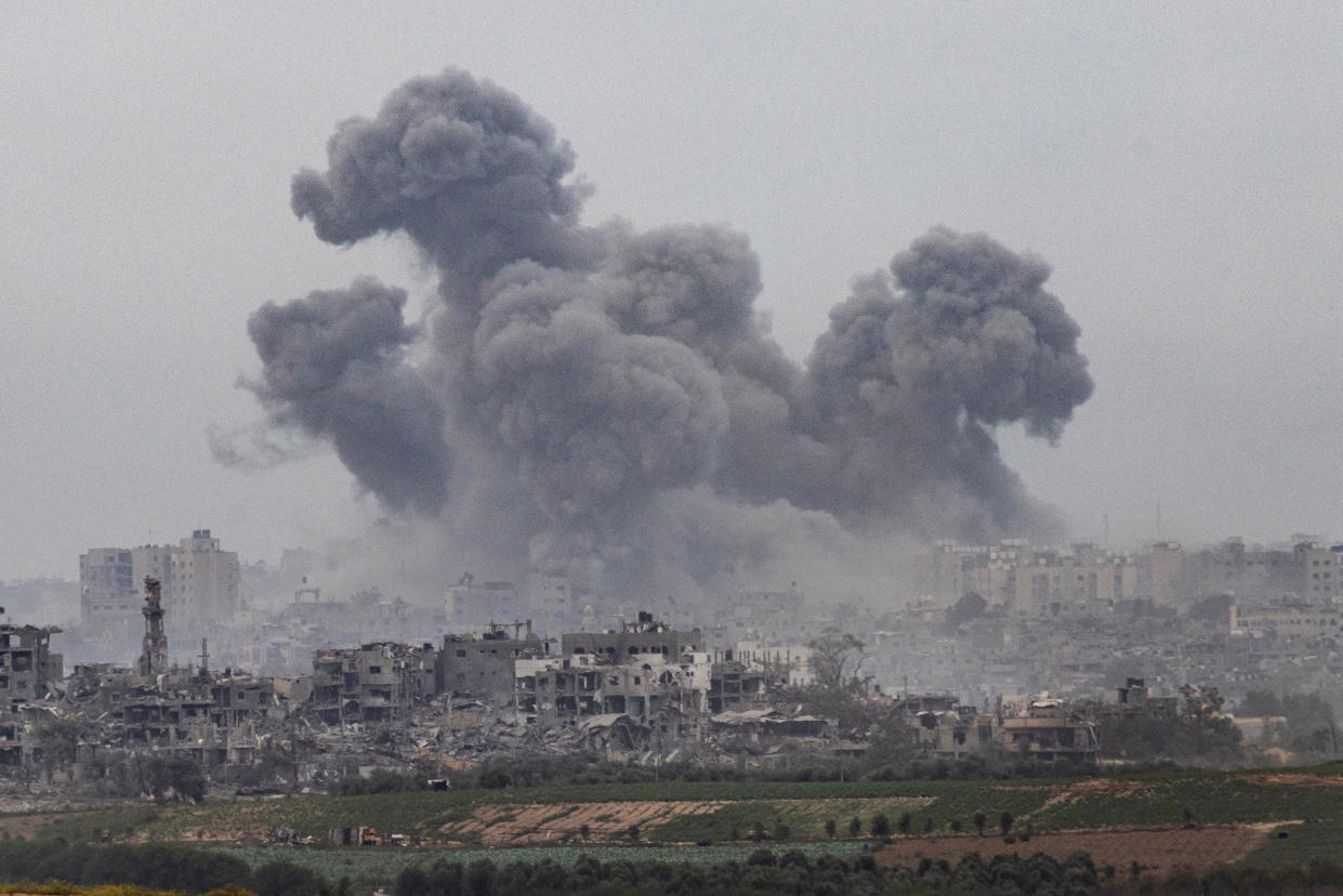 Palestinos examinando los daños causados por los ataques aéreos israelíes en Jan Yunis, en el sur de la Franja de Gaza, el mes pasado. (Yousef Masoud/The New York Times)

