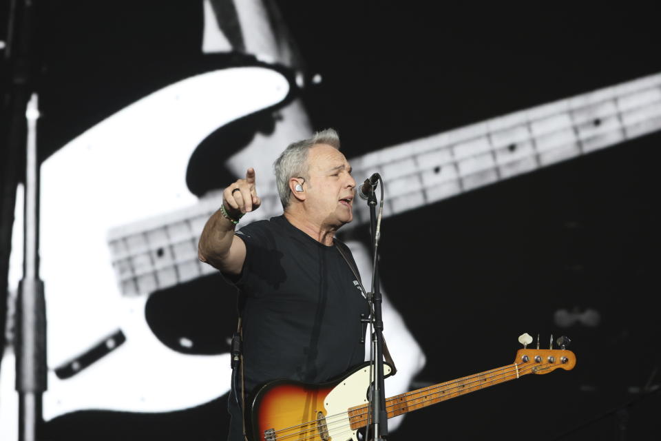 David Summers, de la banda española Hombres G, durante su presentación el Festival Vive Latino en la Ciudad de México el domingo 17 de marzo de 2024. (Foto AP/Ginnette Riquelme)