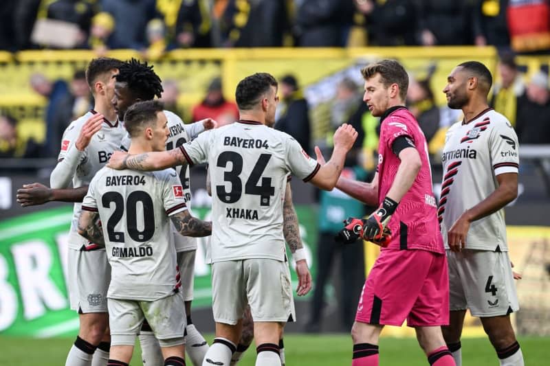 Leverkusen's players high-five each other after the final whistle of the German Bundesliga soccer match between Borussia Dortmund and Bayer Leverkusen at Signal Iduna Park. Federico Gambarini/dpa