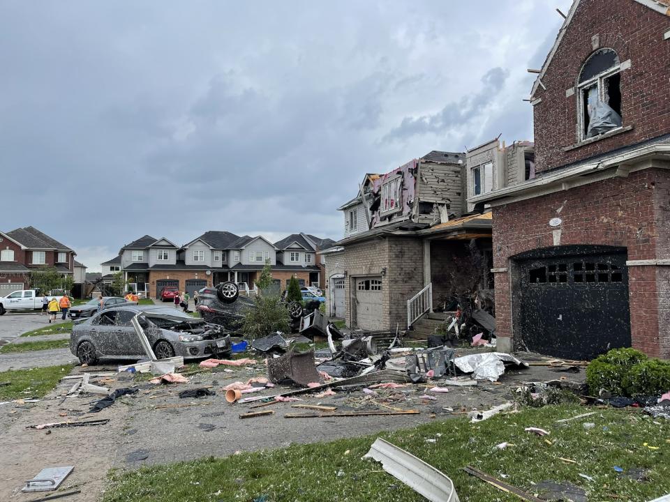 Tornado hits Barrie, Ontario residential neighbourhood