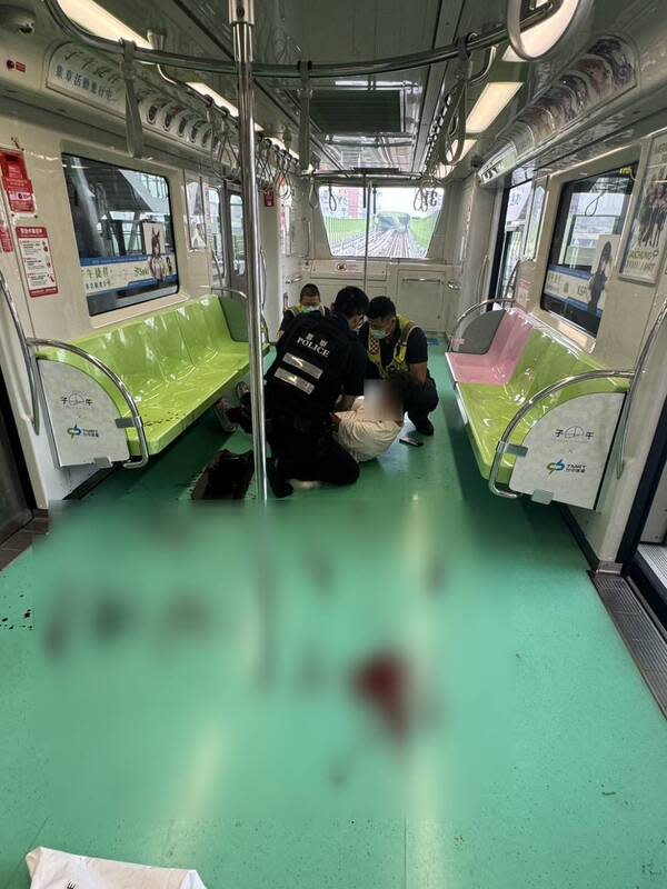 台中捷運持刀傷人案 涉案人遭逮捕 家住高雄的1名男子20日晚間北上，21日上午在台中 捷運綠線列車上持刀砍人，警方獲報到場逮捕。 （翻攝照片） 中央社記者蘇木春傳真  113年5月21日 