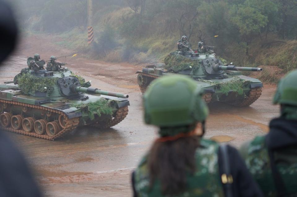 陸軍裝甲兵訓練指揮部二十一日在新竹坑子口靶場舉辦「戰車排專精訓練」媒體參訪活動，展現裝甲兵部隊作戰能力。（中央社）