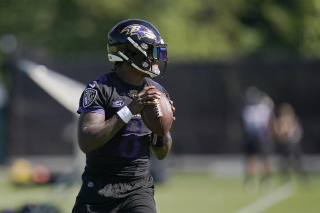 Lamar Jackson back on the practice field after battling COVID-19