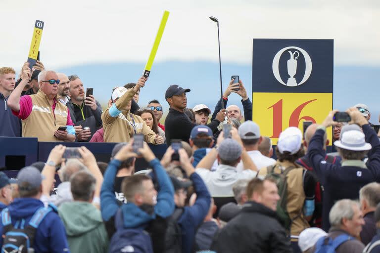 Tiger Woods, rodeado de gente en el Open Británico